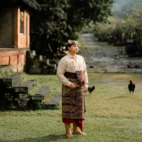 Mempelai pria berdiri di halaman rumput