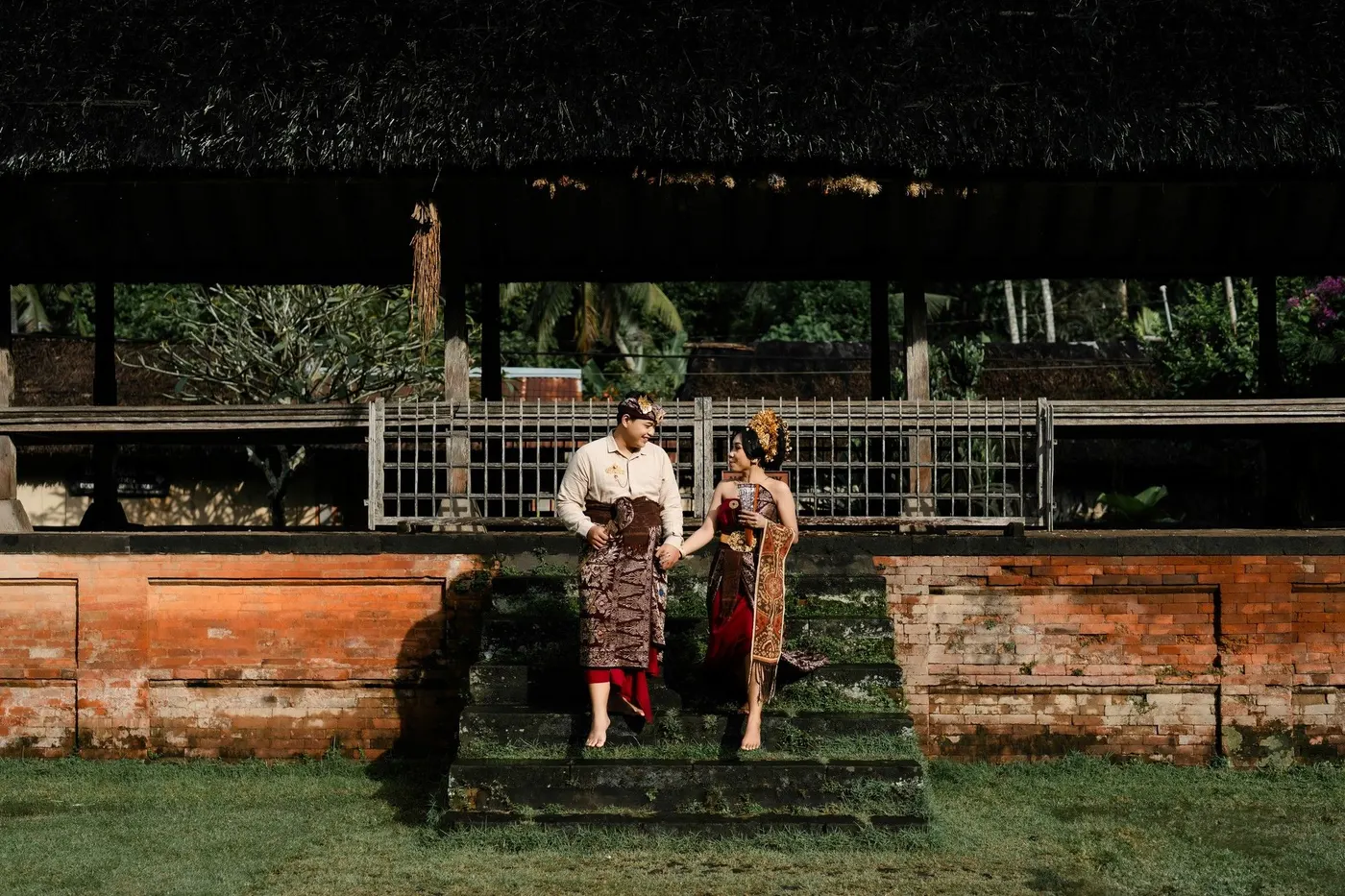 Kedua mempelai di tangga depan bale panjang