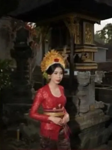 Mempelai wanita di depan pelinggih pura