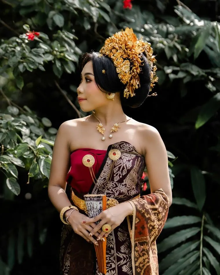 Mempelai wanita berbusana adat Bali