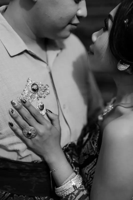 Detail tangan dan cincin mempelai, hitam putih