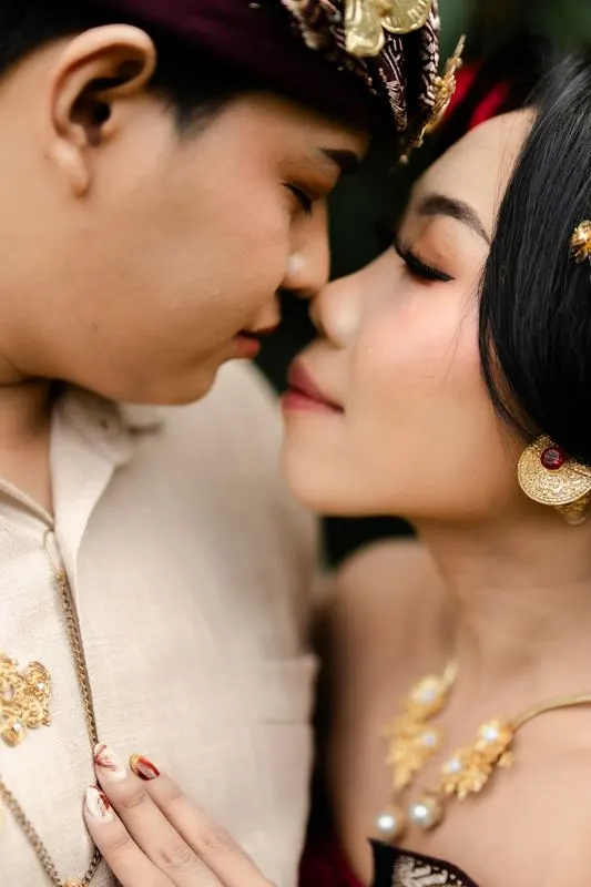 Kedua mempelai saling berdekatan, bidikan dekat