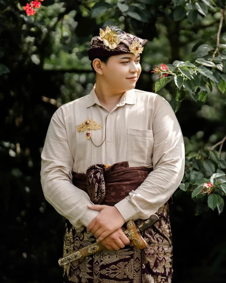 Mempelai pria berbusana adat Bali