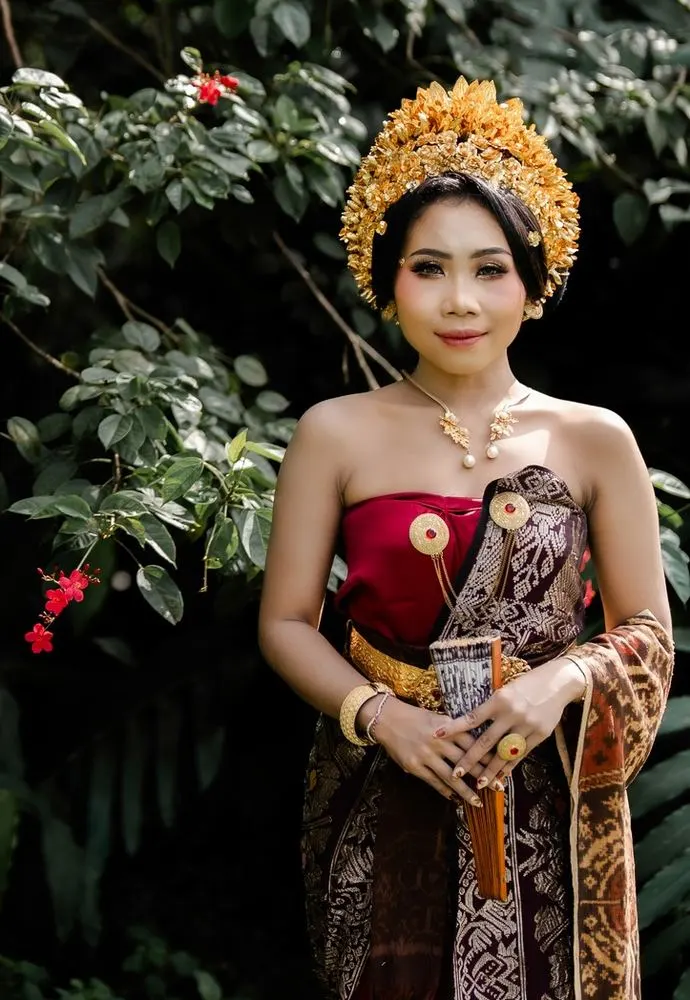 Mempelai wanita berbusana adat Bali dengan mahkota emas