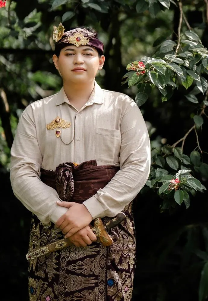 Mempelai pria berbusana adat Bali