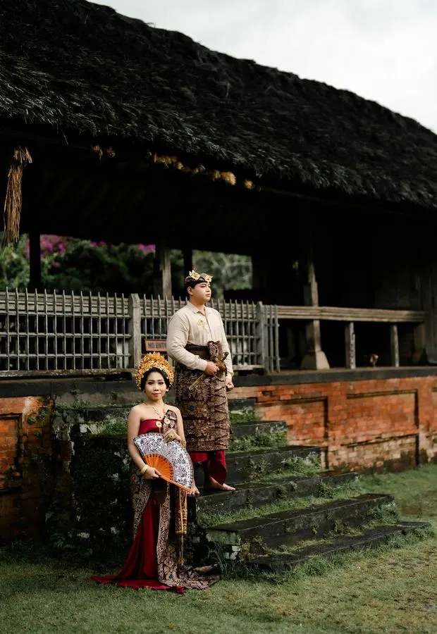 Kedua mempelai berdiri di tangga batu bale